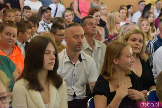 Uroczyste zakończenie roku szkolnego w świdnickiej SP nr 2. Pożegnano dotychczasową dyrektor placówki [FOTO]