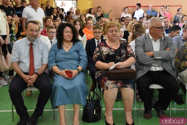 Uroczyste zakończenie roku szkolnego w świdnickiej SP nr 2. Pożegnano dotychczasową dyrektor placówki [FOTO]