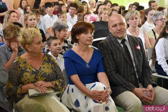 Uroczyste zakończenie roku szkolnego w świdnickiej SP nr 2. Pożegnano dotychczasową dyrektor placówki [FOTO]