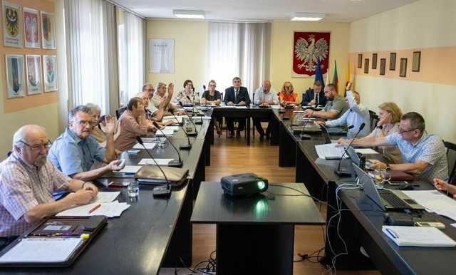 Udzielono absolutorium burmistrzowi Żarowa. Podczas sesji podsumowano wydatki budżetowe w ubiegłym roku [FOTO]