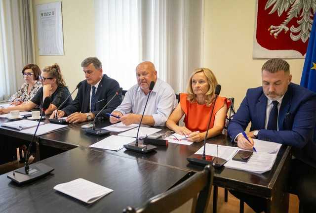 Udzielono absolutorium burmistrzowi Żarowa. Podczas sesji podsumowano wydatki budżetowe w ubiegłym roku [FOTO]