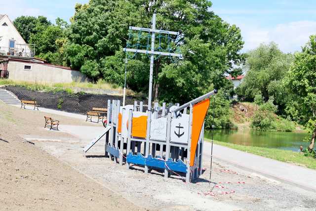 Nowe elementy infrastruktury przy rewitalizowanym stawie miejskim w Żarowie. Inwestycje pochłonie ponad 5 mln złotych [FOTO]