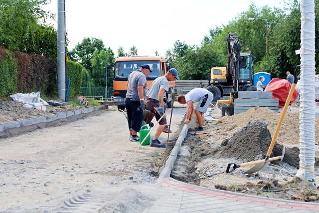 Nowe elementy infrastruktury przy rewitalizowanym stawie miejskim w Żarowie. Inwestycje pochłonie ponad 5 mln złotych [FOTO]