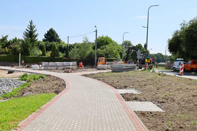 Nowe elementy infrastruktury przy rewitalizowanym stawie miejskim w Żarowie. Inwestycje pochłonie ponad 5 mln złotych [FOTO]