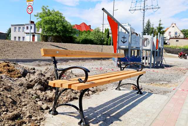 Nowe elementy infrastruktury przy rewitalizowanym stawie miejskim w Żarowie. Inwestycje pochłonie ponad 5 mln złotych [FOTO]