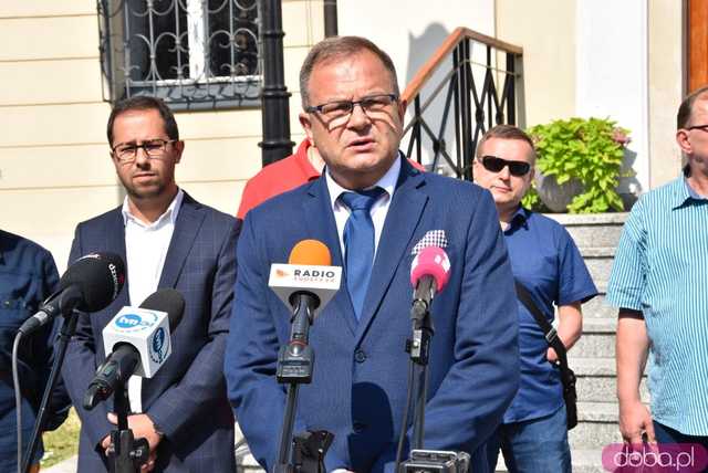 Radykalne decyzje burmistrza Ozgi. Trwa spór między włodarzem a radnymi opozycji w Świebodzicach [WIDEO, FOTO]