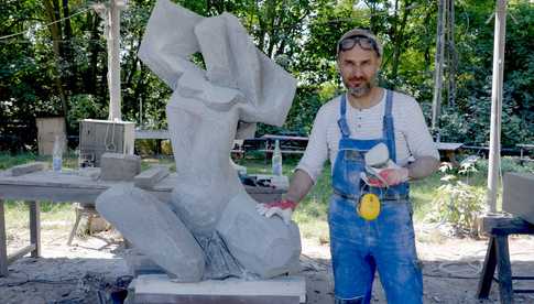 Artyści przygotowują swoje rzeźby na wystawę Strzegomskie Biennale [FOTO]