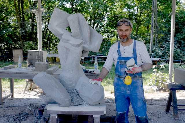 Artyści przygotowują swoje rzeźby na wystawę Strzegomskie Biennale [FOTO]