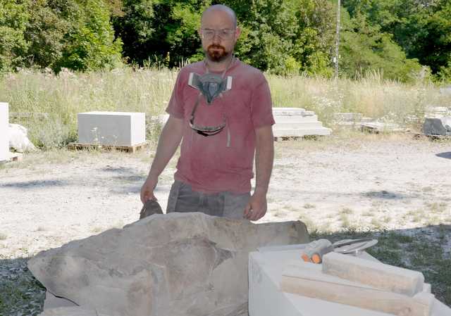Artyści przygotowują swoje rzeźby na wystawę Strzegomskie Biennale [FOTO]