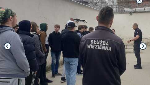 [FOTO] O prawie z młodzieżą za murami aresztu śledczego