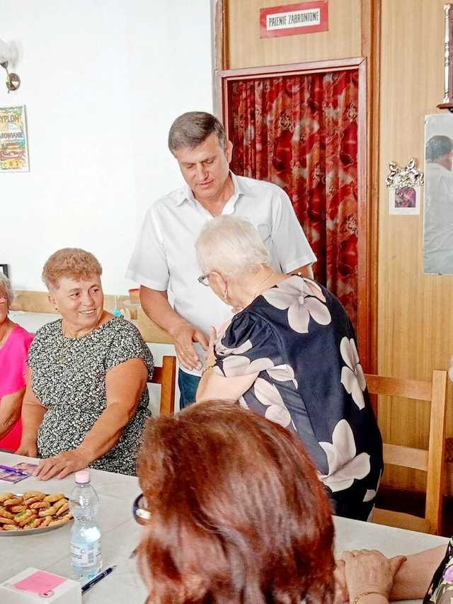 Seniorzy z gminy Żarów otrzymali opaski bezpieczeństwa [FOTO]