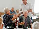 Seniorzy z gminy Żarów otrzymali opaski bezpieczeństwa [FOTO]