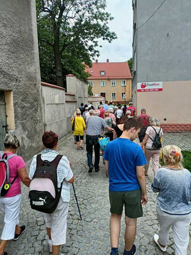 Wycieczka historyczna po Świebodzicach z panią Różą Stolarczyk [FOTO]