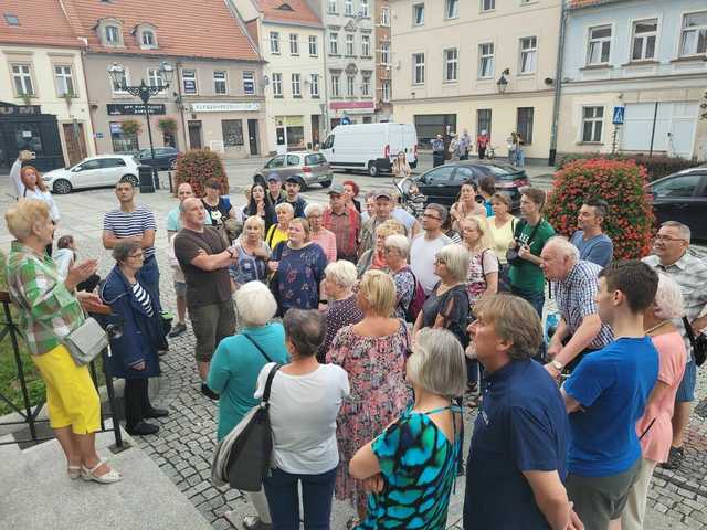 Wycieczka historyczna po Świebodzicach z panią Różą Stolarczyk [FOTO]