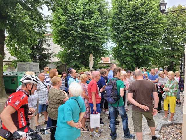 Wycieczka historyczna po Świebodzicach z panią Różą Stolarczyk [FOTO]