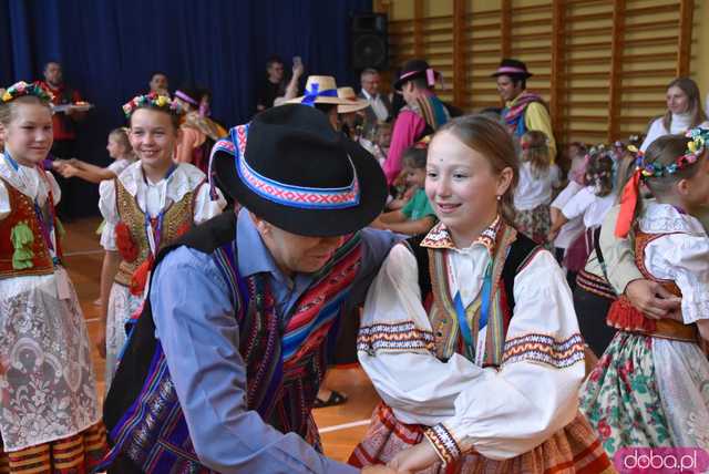 [DUŻO ZDJĘĆ] Poranne występy w Strzegomiu. Ruszyła 31. edycja Międzynarodowego Festiwalu Folkloru 
