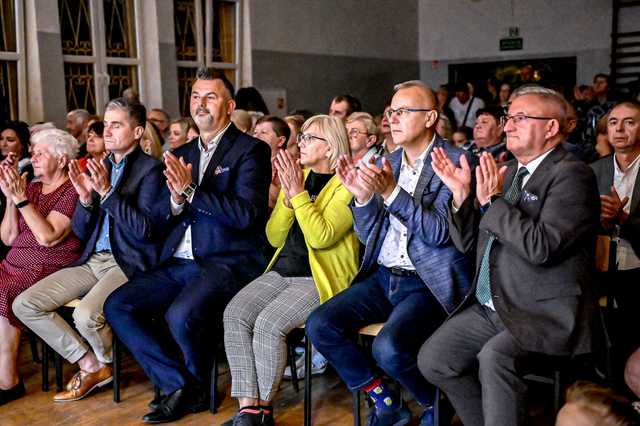 [WIDEO, FOTO] Zespoły zaprezentowały swoje umiejętności taneczno-wokalne podczas Wieczoru Narodowego w Kostrzy