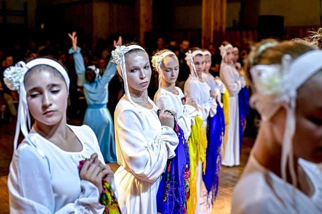 [WIDEO, FOTO] Zespoły zaprezentowały swoje umiejętności taneczno-wokalne podczas Wieczoru Narodowego w Kostrzy