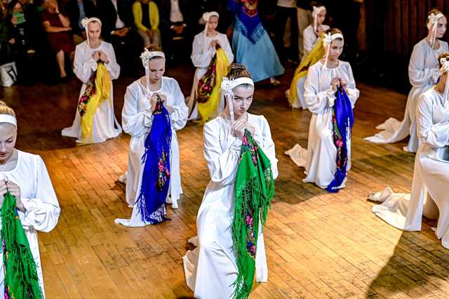 [WIDEO, FOTO] Zespoły zaprezentowały swoje umiejętności taneczno-wokalne podczas Wieczoru Narodowego w Kostrzy