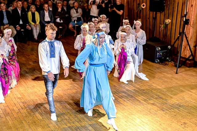 [WIDEO, FOTO] Zespoły zaprezentowały swoje umiejętności taneczno-wokalne podczas Wieczoru Narodowego w Kostrzy