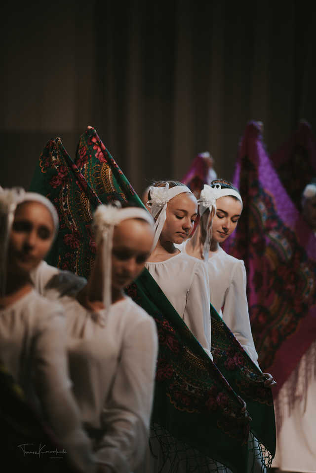 [WIDEO, FOTO] Zespoły zaprezentowały swoje umiejętności taneczno-wokalne podczas Wieczoru Narodowego w Kostrzy