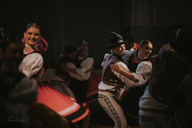 [WIDEO, FOTO] Zespoły zaprezentowały swoje umiejętności taneczno-wokalne podczas Wieczoru Narodowego w Kostrzy