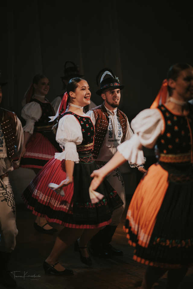 [WIDEO, FOTO] Zespoły zaprezentowały swoje umiejętności taneczno-wokalne podczas Wieczoru Narodowego w Kostrzy