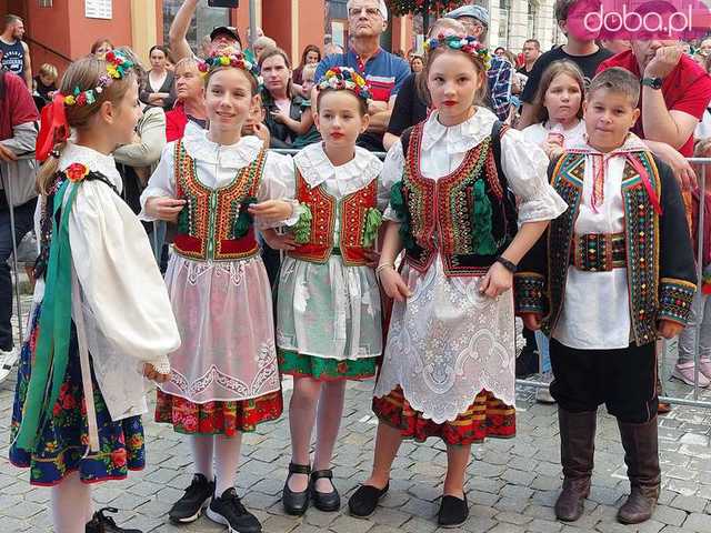 [FOTO] Zespoły folklorystyczne z całego świata zaprezentowały się w Strzegomiu 