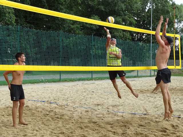 Turniej siatkówki plażowej mężczyzn na zakończenie letniego cyklu rozgrywek na świdnickim OSiRze [FOTO]