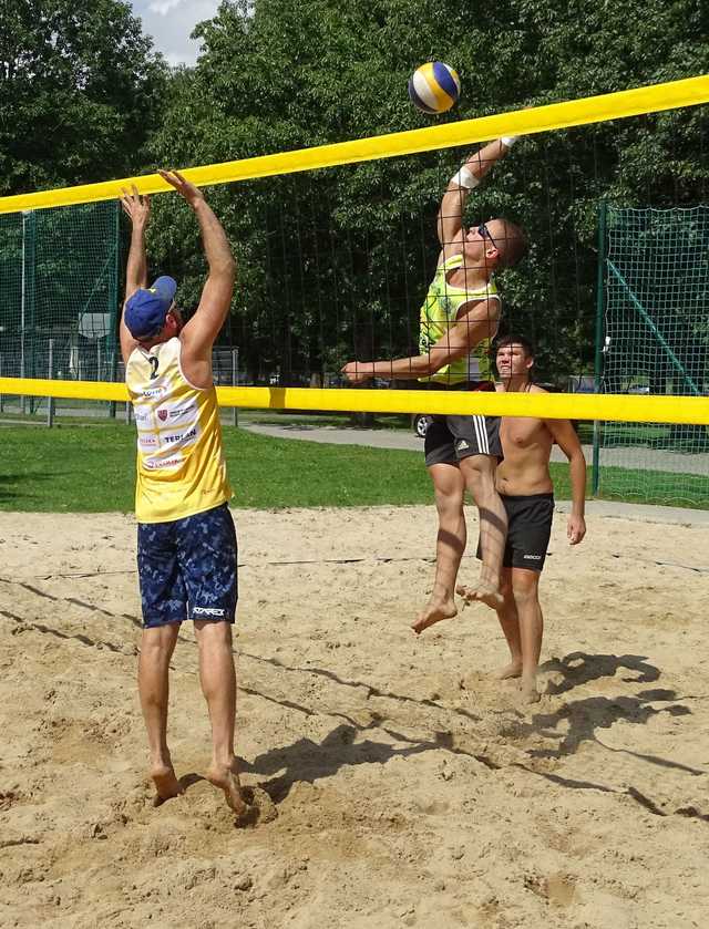 Turniej siatkówki plażowej mężczyzn na zakończenie letniego cyklu rozgrywek na świdnickim OSiRze [FOTO]