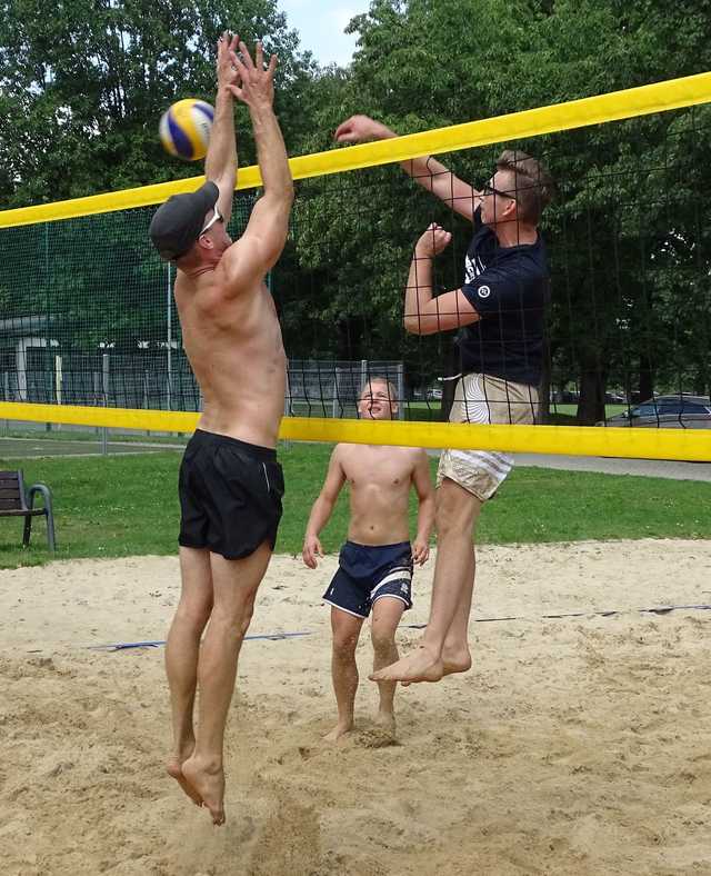 Turniej siatkówki plażowej mężczyzn na zakończenie letniego cyklu rozgrywek na świdnickim OSiRze [FOTO]