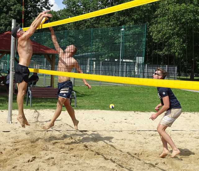 Turniej siatkówki plażowej mężczyzn na zakończenie letniego cyklu rozgrywek na świdnickim OSiRze [FOTO]