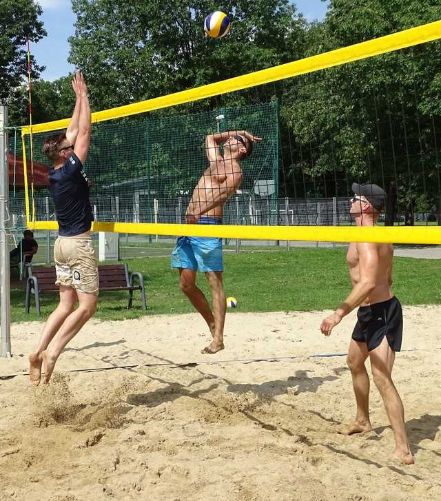 Turniej siatkówki plażowej mężczyzn na zakończenie letniego cyklu rozgrywek na świdnickim OSiRze [FOTO]