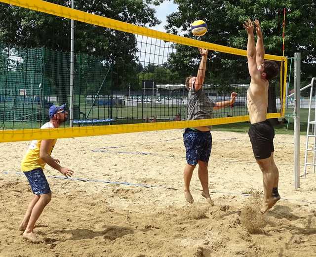 Turniej siatkówki plażowej mężczyzn na zakończenie letniego cyklu rozgrywek na świdnickim OSiRze [FOTO]