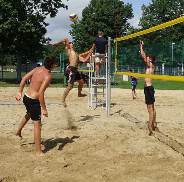 Turniej siatkówki plażowej mężczyzn na zakończenie letniego cyklu rozgrywek na świdnickim OSiRze [FOTO]