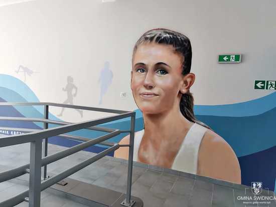[FOTO] Wizerunki sportowców na ścianie nowej sali gimnastycznej w Grodziszczu. Znamy datę otwarcia!