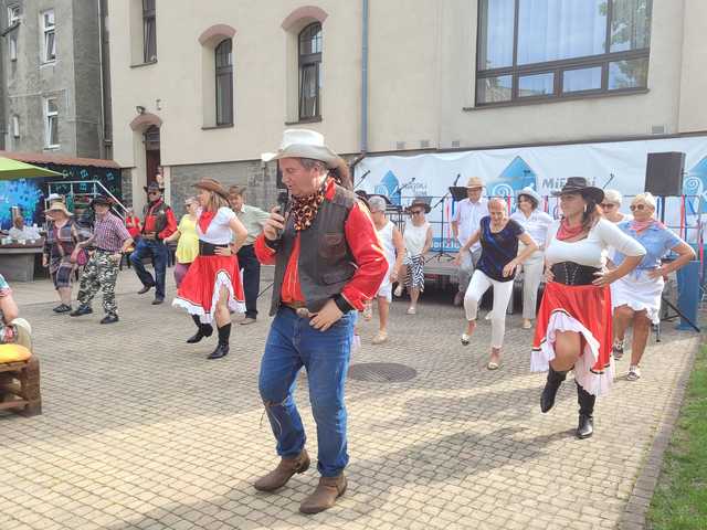 Biesiadowali w stylu country. Tańce, śpiewy i zabawa w Świebodzicach [FOTO]