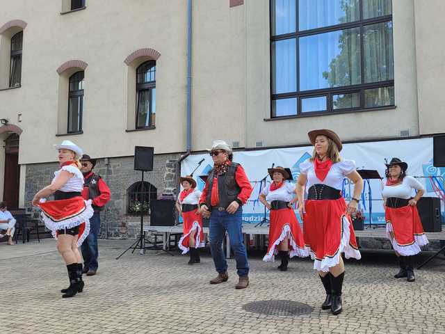 Biesiadowali w stylu country. Tańce, śpiewy i zabawa w Świebodzicach [FOTO]