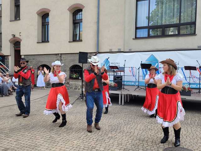 Biesiadowali w stylu country. Tańce, śpiewy i zabawa w Świebodzicach [FOTO]