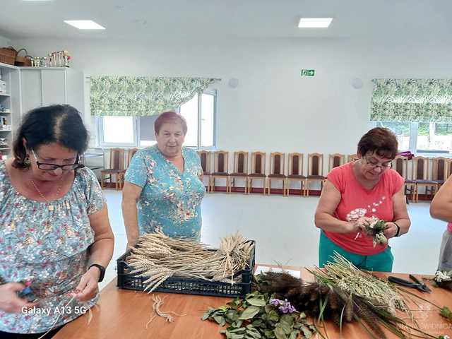Trwają przygotowania wieńców dożynkowych [FOTO]