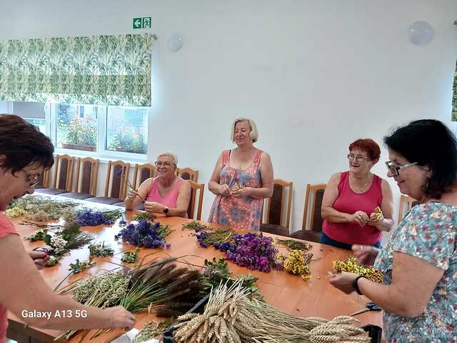 Trwają przygotowania wieńców dożynkowych [FOTO]