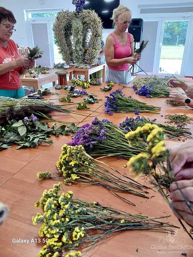 Trwają przygotowania wieńców dożynkowych [FOTO]