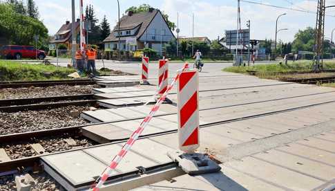 Trwa budowa przejścia dla pieszych przy przejeździe kolejowym w Żarowie [FOTO]