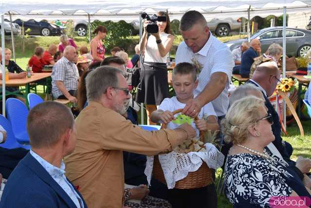 [FOTO] Mieszkańcy gminy Dobromierz podziękowali za plony. Trwają dożynki gminne w Borowie