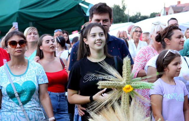 [FOTO] Mieszkańcy gminy Dobromierz podziękowali za plony. Trwają dożynki gminne w Borowie
