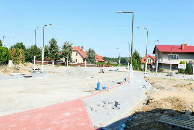 [FOTO] Postępuje budowa dróg na osiedlu domków jednorodzinnych w Żarowie