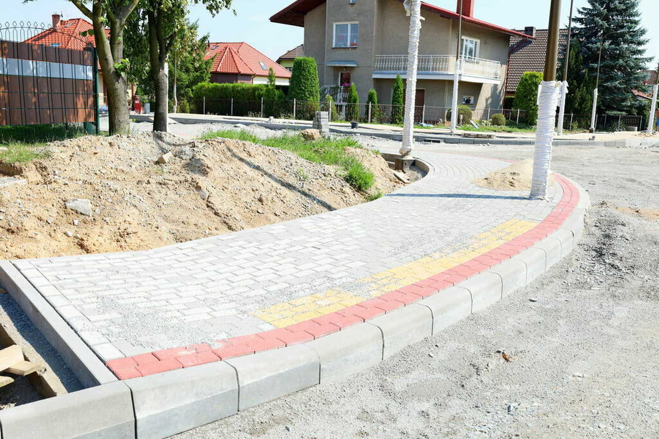 [FOTO] Postępuje budowa dróg na osiedlu domków jednorodzinnych w Żarowie
