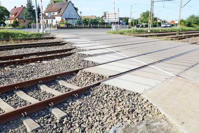 Bezpieczniej dla pieszych na przejeździe kolejowym w Żarowie [FOTO]