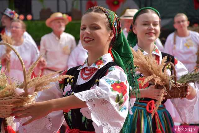 [WIDEO, FOTO] Uroczysty korowód i tradycyjne obrzędy rozpoczęły Dożynki Wojewódzkie w Szczepanowie