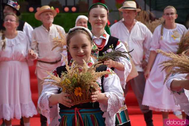 [WIDEO, FOTO] Uroczysty korowód i tradycyjne obrzędy rozpoczęły Dożynki Wojewódzkie w Szczepanowie